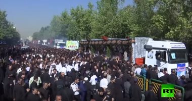 آلاف الإيرانيين يحضرون دفن رفات قتلى الحرب العراقية