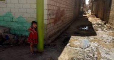 صور.. كارثة بيئيه داخل قرية "دويلة" بسبب مياه الصرف الصحى