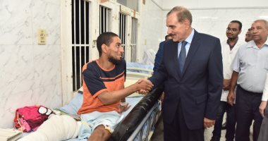فيديو وصور.. محافظ أسيوط يزور صاحب منزل منفلوط المنهار ونجله بالمستشفى