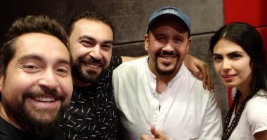 مذيعو "إينرجى" يحتفلون بعيد ميلاد هشام عباس باقتحام استوديو برنامجه