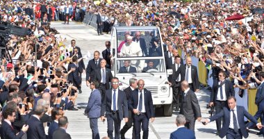 صور.. 40 ألف شخص فى استقبال البابا فرانسيس بجزيرة صقلية