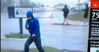 تمثيل خايب.. مراسل تليفزيونى يخدع الجمهور بالتمايل أثناء إعصار فلورنس.. فيديو