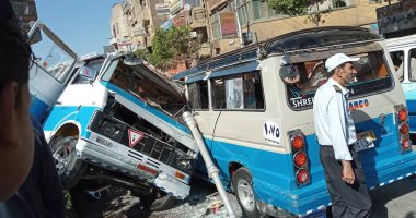 إصابة 12 في حادث تصادم بين سيارتين بشارع الشهيد سوهاج.. صور