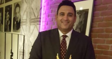 فيديو.. أكرم حسنى يحتفل بحصوله على جائزة أفضل ممثل كوميدى عن دوره فى" الوصية"