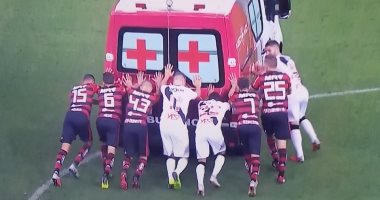 "اللى يحب النبى يزق".. لاعبون يدفعون سيارة إسعاف بعد تعطلها بالملعب.. فيديو