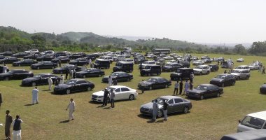 صور.. الحكومة الباكستانية تطرح 100 سيارة من ممتلكاتها فى مزاد للتقشف 