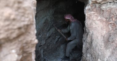 صور ..سكان إدلب يحفرون ملاجىء تحت الارض استعدادا لهجوم محتمل
