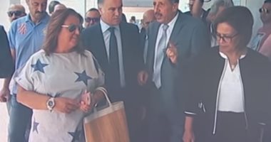 شاهد.. فستان نائبة برلمانية فى تونس يثير جدلا على السوشيال ميديا