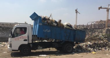 قارئ يرصد سيارة نظافة تابعة لحى النزهة الجديدة تلقى القمامة بالشارع