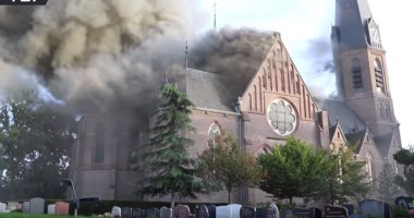 شاهد ..حريق هائل يلتهم كنيسة أثرية فى هولندا