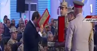 رئيس هيئة الإمداد بالقوات المسلحة يهدى نسخة من القرآن الكريم للرئيس السيسى