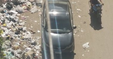 قارئ يشكو انتشار القمامة بشارع المستشفى العام فى المنصورة