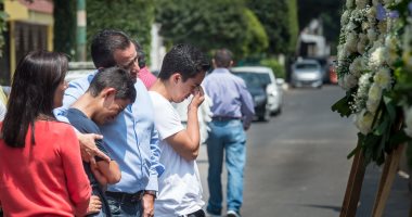 صور.. وقفة بالورود والشموع تأبينا لضحايا زلزالى 1985 و2017 فى المكسيك