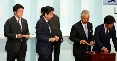 رئيس الوزراء اليابانى شينزو آبى يفوز بولاية جديدة على رأس حزبه