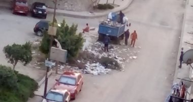 استجابة لخدمة صحافة المواطن ..حى شرق مدينة نصر يرفع مخلفات الشوارع