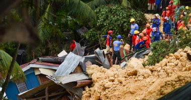 عمال الإنقاذ بالفلبين ينتشلون جثث ضحايا الانهيارات الأرضية