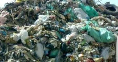 قارئ يشكو انتشار القمامة أمام مدرسة بأرض الميرى بالبحيرة