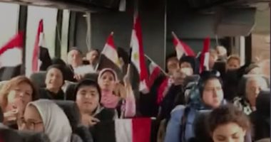 فيديو.. الجاليات المصرية بنيويورك تستعد لاستقبال السيسي بالأعلام وهتاف "تحيا مصر"