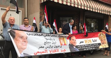 شاهد.. الرئيس السيسى يحيّى المصريين المحتشدين أمام مقر إقامته بنيوريوك