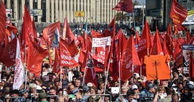 صور.. 3 آلاف متظاهر يحتجون فى موسكو على مشروع رفع سن التقاعد
