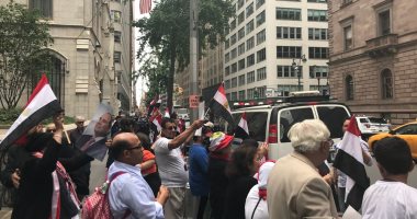 فيديو وصور.. "بشرة خير" تلهب حماس المصريين فى أمريكا أمام فندق إقامة الرئيس بنيويورك