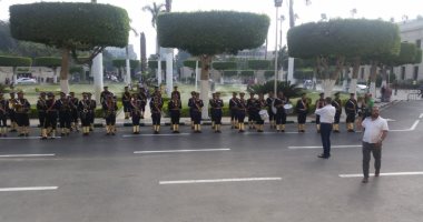 صور.. موسيقى الشرطة تشارك طلاب جامعة القاهرة فعاليات أول أيام دراسة