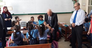 صور.. محافظ بورسعيد يتفقد الدراسة بالمدارس الخاصة ويشهد طابور الصباح