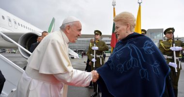 صور رئيسة ليتوانيا تستقبل بابا الفاتيكان فور وصوله