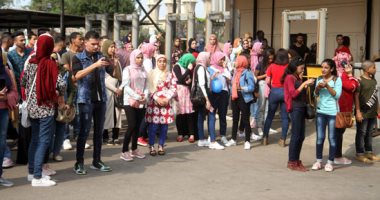 بالصور.. طوابير الطلاب أمام بوابات جامعة عين شمس والجامعة تفعل بوابات الكروت الممغنطة