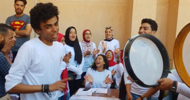 فيديو وصور.. طلاب جامعة الإسكندرية يستقبلون العام الدراسى الجديد بالأغانى