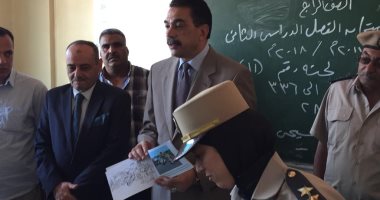 صور.. مدير أمن سوهاج يوزع أدوات مدرسية على طلاب نجع العرب بالمراغة