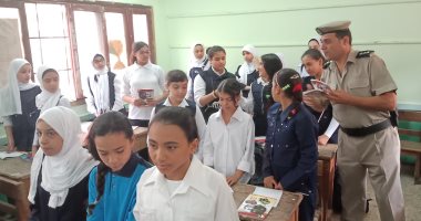 الداخلية تهدى طلاب مدرسة 25 يناير ببنها أدوات مدرسية "فيديو وصور"