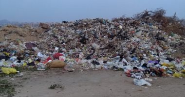 قارئ يشكو انتشار أطنان القمامة على جانبى طريق جسر السويس