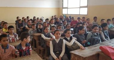 فيديو.. 70 تلميذا فى فصل واحد بمدرسة ابتدائية مشتركة فى قرية بالشرقية