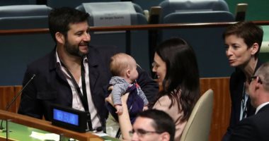 رئيسة وزراء نيوزيلندا تصطحب ابنتها الرضيعة فى جلسة بالأمم المتحدة