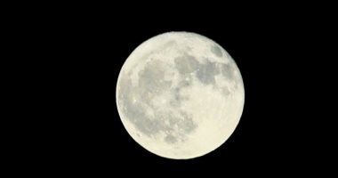 القمر فى التربيع الأخير الليلة فى منظر بديع يزين سماء الوطن العربى