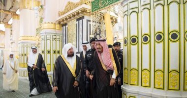 الملك سلمان يزور المسجد النبوى ويؤدى الصلاة بالروضة الشريفة