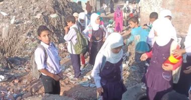 صور.. القمامة تحاصر تلاميذ قرية أم دينار بمنشأة القناطر.. والأهالى يستغيثون