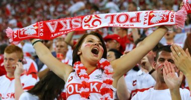 الاتحاد الأوروبى لكرة القدم يعاقب بولندا بسبب عنصرية الجماهير.. فيديو