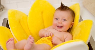 لو مامى جديدة.. دليلك بالصور لأول حمام لطفلك المولود