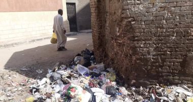 شكوى من تراكم القمامة أمام مدرسة محمود خاطر بعين شمس