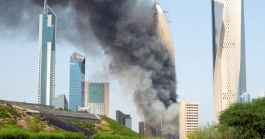فيديو.. قوات الدفاع المدنى فى الكويت تحاول السيطرة على حريق هائل بأحد البنايات