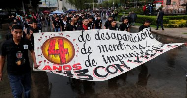 صور.. المئات فى المكسيك يحيون الذكرى الرابعة لمأساة إختفاء 43 طالبا