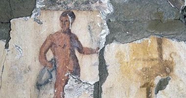 شاهد.. اكتشاف مقبرة عمرها 2000 عام تتزين بجدارية لرجل عارى بـ إيطاليا