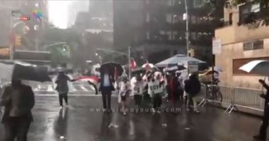 فيديو.. المصريون يتحدون المطر ويصرون على استقبال السيسى بالأمم المتحدة