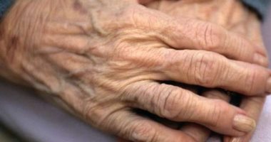 ما العلاقة بين قوة قبضة اليد وصحة الرئة عند المسنات؟