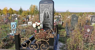 كانت تحبه.. والد فتاة روسية متوفية يرسم شاهد قبرها على شكل هاتف آيفون "صور"