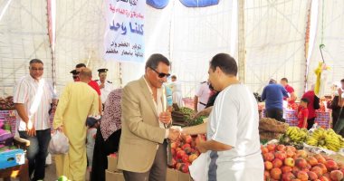 صور ..مدير أمن الإسماعيلية يتفقد معارض خضروات وفوكه مبادرة "كلنا واحد"