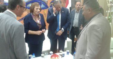 هيئة الكتاب تحتفل بعيد ميلاد كرم مراد ورئيس دار الكتب فى معرض عمان
