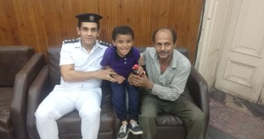 صور.. ضباط قسم قصر النيل يعيدون طفلا لوالده بعد 3 ساعات من غيابه